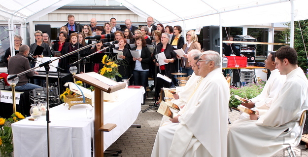 Die Heilige Messe wurde vom Chor „Kakus Vokale“ begleitet. Foto: Steffi Tucholke/pp/Agentur ProfiPress