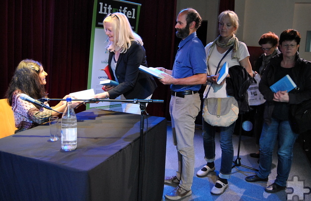 Schlange standen die Zuhörer nach der Lesung, um sich von Shida Bazyar ein Buch signieren zu lassen. Foto: Renate Hotse/pp/Agentur ProfiPress