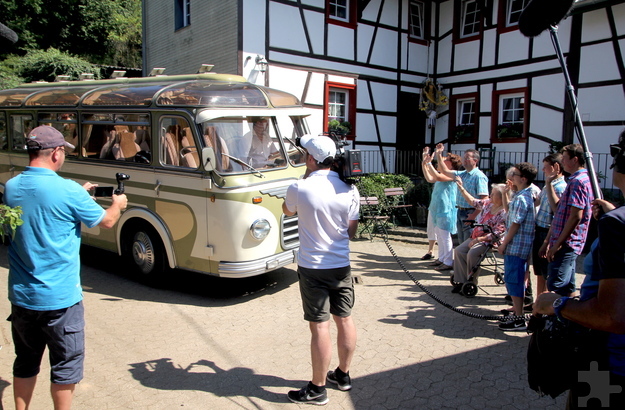 Der Oldtimer-Bus rollt auf dem Dreimühlenhof ein, Familie Breuer und die Fernsehleute stehen bereit. Foto: Thomas Schmitz/pp/Agentur ProfiPress
