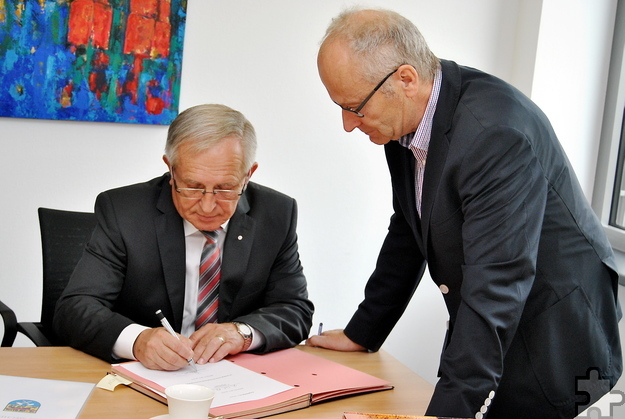 Rolf Jaeck unterzeichnet seine Ernennungsurkunde zum Ortsvorsteher von Kommern und Gehn und damit zum Ehrenbeamten der Stadt Mechernich. Foto: Renate Hotse/pp/Agentur ProfiPress