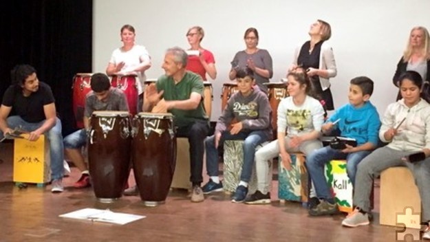 Die Trommelgruppe „Kalimba“, die bei den Kaller Begegnungscafés entstanden ist, probt für ihre ersten Auftritte im Rahmen der interkulturellen Woche. Foto: Dorothea Muysers/pp/Agentur ProfiPress