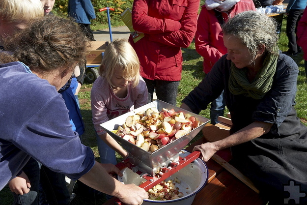 Vor dem Pressen müssen Äpfel gemahlen und gemaischt werden, egal ob man sie als Saft frisch verzehrt, einkocht oder zu Wein vergärt. Foto: Hans-Theo Gerhards/LVR/pp/Agentur ProfiPress