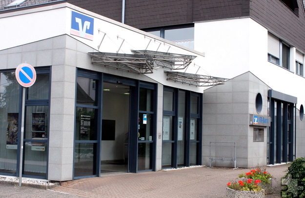 Künftig sollen die Foyers der VR-Bank Nordeifel eG – wie hier die Filiale in Kall – nachts zwischen 0 und 5 Uhr geschlossen bleiben. Foto: Steffi Tucholke/pp/Agentur ProfiPress