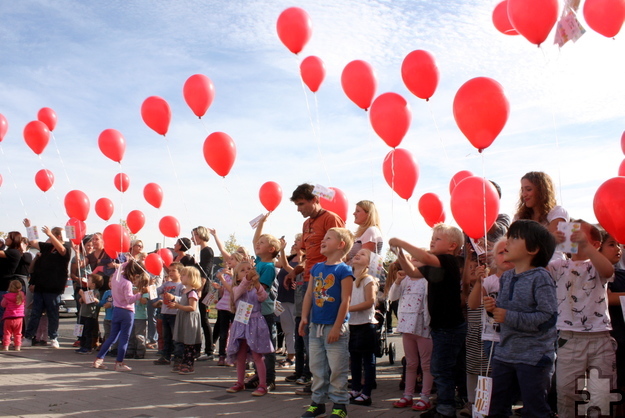 Viele rote Luftballons durften die Kinder steigen lassen. Daran hing eine Einladung an den Finder, die offenen Kurse und Veranstaltungen des Familienzentrums zu besuchen Foto: Steffi Tucholke/pp/Agentur ProfiPress