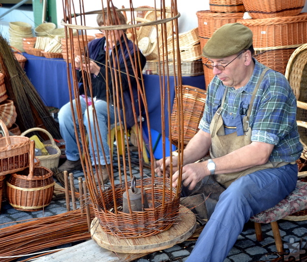 Zahlreiche Handwerker des historischen Handwerkermarktes in Kommern boten nicht nur ihre Waren zum Verkauf an, sondern erlaubten auch einen Einblick in ihr Schaffen. Foto: Cedric Arndt/pp/Agentur ProfiPress