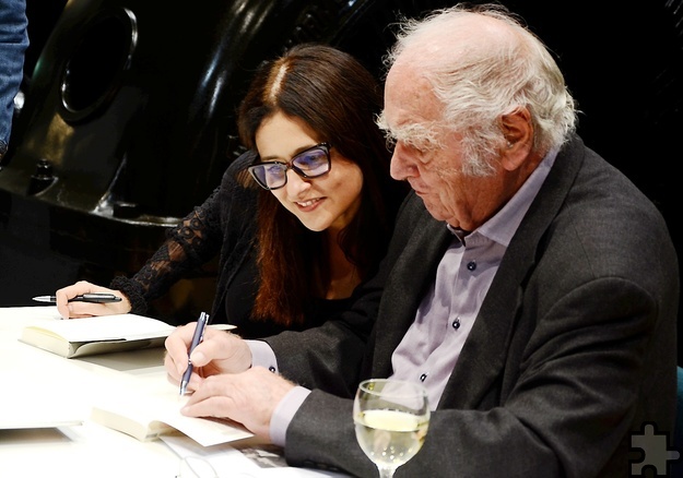 Beim Signieren in Heimbach: Thekla Chabbi und Martin Walser. Foto: Sarah Winter/pp/Agentur ProfiPress