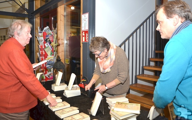 Am Büchertisch konnten die Besucher das neu erschienene Buch auch käuflich erwerben. Foto: Sarah Winter/pp/Agentur ProfiPress
