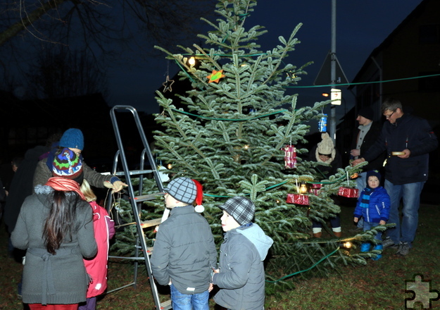 Im vergangenen Jahr wurde zum ersten Mal der Dorfweihnachtsbaum von Kindern geschmückt. Foto: Paul Wolff/pp/Agentur ProfiPress