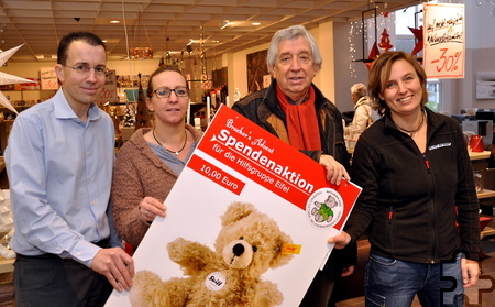 Eine Spende über 5000 Euro konnte Hilfsgruppen-Vorsitzender Willi Greuel von Firmenchef Andreas Brucker (links) entgegennehmen. Foto: Reiner Züll/pp/Agentur ProfiPress