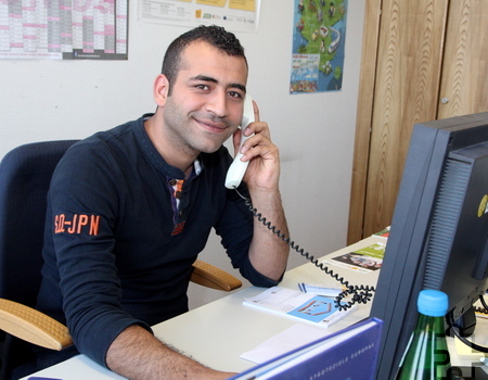 Der Syrer Ahmad Almohamad ist anerkannter Flüchtling und arbeitet mittlerweile als „Bufdi“ beim Kreis Euskirchen. Er befindet sich derzeit auf Wohnungssuche. Foto: Thomas Schmitz/pp/Agentur ProfiPress