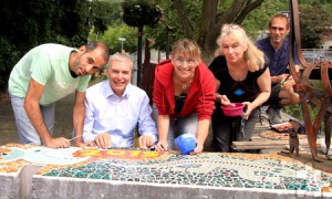 Die Erstellung des Mosaiks an der Olef in Schleiden war eines der ersten Projekte von „You Are Welcome“. Foto: Kerstin Wielspütz/Stadt Schleiden/pp/Agentur ProfiPress