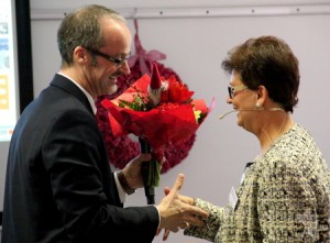 Kreisgeschäftsführer Rolf Klöcker bedankt sich mit einem Blumenstrauß bei Ilona Raabe, die 17 Jahre lang die Familienbildung leitete. Foto: DRK Kreis Euskirchen/pp/Agentur ProfiPress