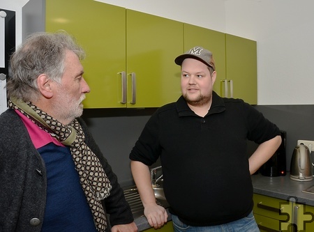 Geschäftsführer Hardy Kremer fragt Frank Winter, wie ihm seine neue Tätigkeit in der Küche von „Haus Maria“ in Münstereifel gefällt. Foto: ml/pp/ProfiPress