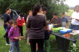 Im Projekt „You Are Welcome“ geht es darum, Flüchtlinge mit Menschen, die hier zu Hause sind, zusammenzubringen. Das funktioniert unter anderem beim gemeinsamen Essen. Foto: Deutsches Rotes Kreuz/pp/Agentur ProfiPress