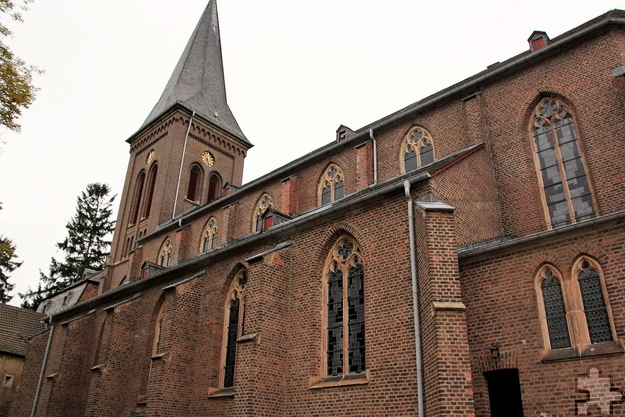 Die älteste Kirche von „Cumbirne“ (Kommern) wird 1229 erwähnt. Die heutige Pfarrkirche St. Severinus stammt von 1858/59. Ihr Altar gehörte ursprünglich in die Wallfahrtskirche von Wijnegem bei Antwerpen und wurde von einem Trödelplatz aus Belgien an den Greesberg geschafft. Archivfoto: pp/Agentur ProfiPress