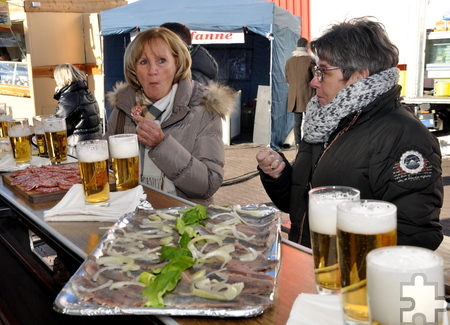 Zur Eröffnung wurden den Besuchern der Marktschreier beim Möbelhaus Brucker ein kostenloses Frühstück und Freibier angeboten. Foto: Reiner Züll/pp/Agentur ProfiPress