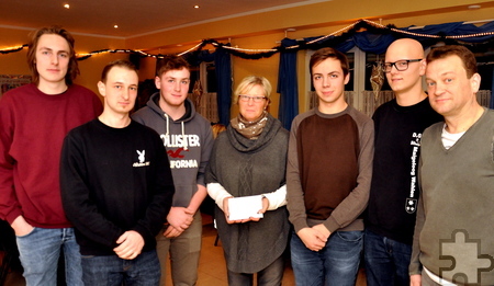 Das Maigeloog aus Wahlen brachte der Hilfsgruppe eine Spende von 350 Euro. Foto: Reiner Züll/pp/Agentur ProfiPress