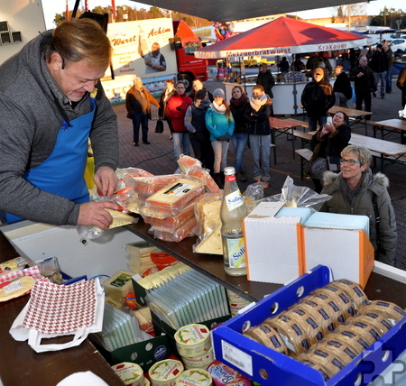 Griff in die Vollen: Für 15 Euro packte Käse-Alex die Eimer voll.  Foto: Reiner Züll/pp/Agentur ProfiPress