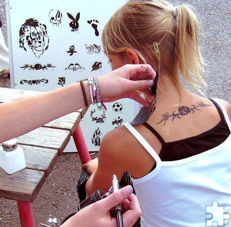 An den beiden Samstagen, 4. und 11. März, zaubert ein Tattoo-Künstler den kleinen Besuchern des Möbelhauses bunte (wieder abwaschbare) Tattoos auf die Haut. Foto: Veranstalter/pp/Agentur ProfiPress