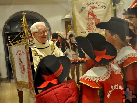 Im Foyer der Kirche empfing Pater Josef die Abordnungen der Kaller Karnevalisten. Foto: Reiner Züll/pp/Agentur ProfiPress