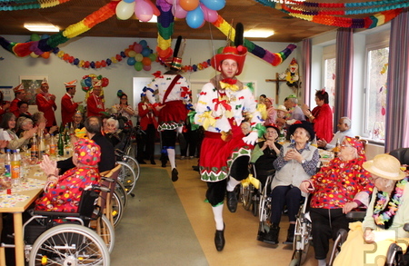 Höhepunkt der Karnevalssitzung im „Haus Effata“: Die „Jecken Böhnche“ springen durch den Saal. Foto: Steffi Tucholke/pp/Agentur ProfiPress