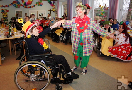 Am Weibertag darf in der Seniorenpflege „Haus Effata“ in Blankenheim das Tanzbein geschwungen werden – und das geht sogar mit Rollstuhl. Foto: Steffi Tucholke/pp/Agentur ProfiPress