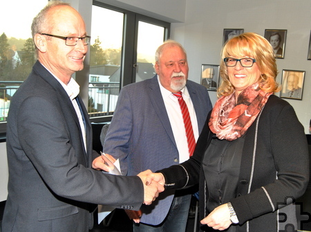 Bürgermeister Dr. Hans-Peter Schick heißt Heike Waßenhoven als neues Mitglied des Mechernicher Stadtrates willkommen. Foto: Renate Hotse/pp/Agentur ProfiPress 