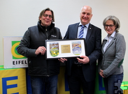 Eifel-Tourismus-Geschäftsführer Klaus Schäfer (M.), nahm den Eifelgefühl-Award aus den Händen von Horst und Barbara Hültenschmidt entgegen. Foto: Eifel Tourismus/pp/Agentur ProfiPress