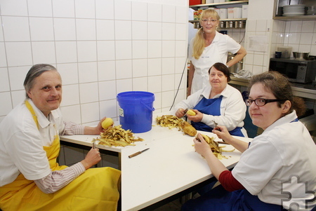 Auch das gemeinsame Kochen ist Teil der Arbeitstherapie. Das Küchenteam der Bewohner bereitet jeden Tag unter Leitung von Maria Zerweck (Hauswirtschafterin, hinten) das Mittagessen im Sozialtherapeutischen Heim zu. Foto: Steffi Tucholke/pp/Agentur ProfiPress