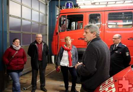 Auch die SPD-Bundestagskandidatin Ute Meyers (Mitte) war beim Besuch von Fraktion und Ortsverein bei der Feuerwehr anwesend. Foto: Thomas Schmitz/pp/Agentur ProfiPress