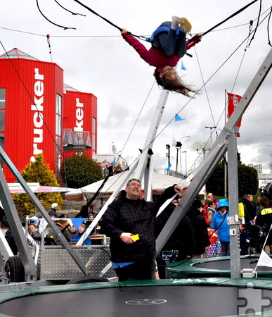 Auf einem Trampolin konnten die Kinder große Sprünge machen. Foto: Reiner Züll/pp/Agentur ProfiPress