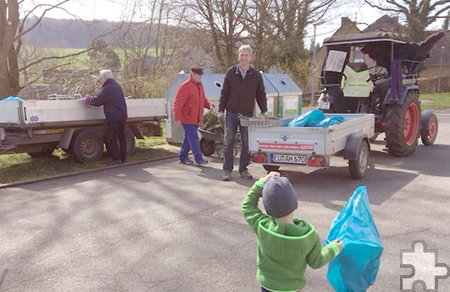 Auch Kinder sammelten Müll beim Umwelttag Lorbach, in der Mitte hinten am Traktor Ortsvorsteher Dieter Friedrichs, der die ganze Aktion initiiert hatte. Foto: Privat/pp/Agentur ProfiPress