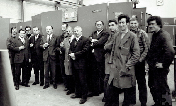 Mitarbeiter von Lahmeyer, darunter auch Günter Liebertz (3.v.l.) posierten vor der 5000. gefertigten Lahmeyer-Compactstation. Repro: Sarah Winter/pp/Agentur ProfiPress
