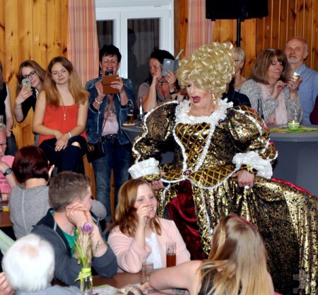 Im goldenen Barockkleid begeisterte Regina Red das Publikum in Kall. Foto: Reiner Züll/pp/Agentur ProfiPress