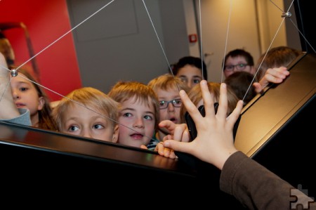 Beute im Netz. Mit großer Begeisterung empfinden Kinder den Tastsinn der Spinne nach. Foto: Roman Hövel/Vogelsang IP/pp/Agentur ProfiPress