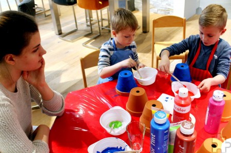 Bevor die Kinder die Pflanztöpfe mit Erde füllten, malten sie die Gefäße bunt an. Foto: Reiner Züll/pp/Agentur ProfiPress