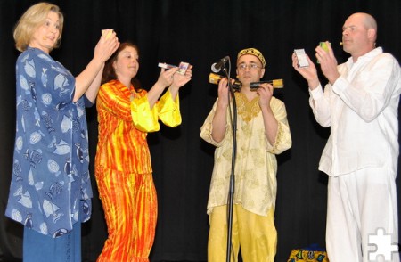 Auch mit Alltagsgegenständen wie Streichholzschachteln musizierten die vier Darsteller des Kölner Musiktheaters „Confettissimo“. Foto: Renate Hotse/pp/Agentur ProfiPress