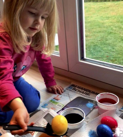 Kinder können am Samstag, 8. April, im Möbelhaus Brucker selbst Ostereier färben. Foto: Bianca Züll/pp/Agentur ProfiPress