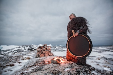 Der bekannte Eskimoschamane Angaangaq Angakkorsuaq bei der Feuerzeremonie, die Sven Nieder und Angela Babel in einem Bildband festgehalten haben. Fotos: Sven Nieder