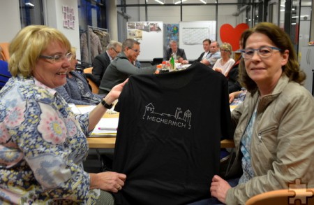 Margret Eich (l.) und Petra Himmrich mit dem neuen T-Shirt, das die Skyline von Mechernich zeigt. Michael Nielen/pp/Agentur ProfiPress