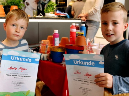 Stolz wie Oskar sind Moritz (links) und Linus auf die Urkunden, die sie nach der Kräuter-Aktion bekommen haben. Foto: Reiner Züll/pp/Agentur ProfiPress
