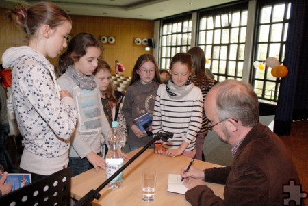 Großer Andrang herrschte auch, als Ralf Kramp sich bereit erklärte, seine Bücher zu signieren. Foto: Steffi Tucholke/pp/Agentur ProfiPress