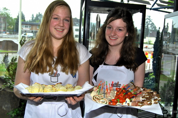 Malin Bank (l.) und Viktoria Odenthal leiten die Koch-AG am GAT. Für die Feierstunde zur Unterzeichnung der KURS-Partnerschaft hatten sie ein leckeres Büfett vorbereitet. Foto: Renate Hotse/pp/Agentur ProfiPress