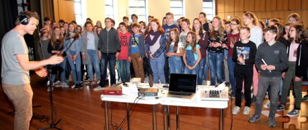Rund 70 Schüler aus Deutschland und Frankreich haben in der letzten Aprilwoche den offiziellen Song zur 50-jährigen Städtepartnerschaft aufgenommen. Foto: Thomas Schmitz/pp/Agentur ProfiPress