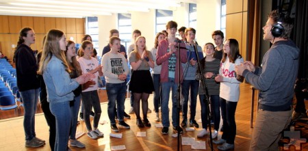 Bestimmte Passagen und Songtexte wurden mit einem kleinen Chor, bestehend aus etwa 20 deutschen und französischen Schüler, eingesungen. Foto: Thomas Schmitz/pp/Agentur ProfiPress