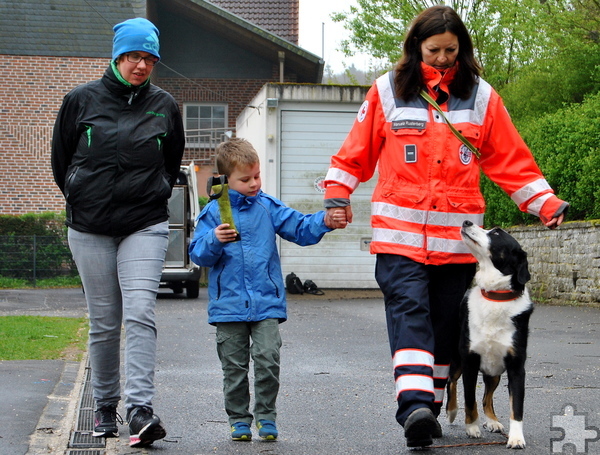 An der Hand von Manuela Rusterberg und in Begleitung von Erzieherin Regine Bach wagten sich auch die etwas ängstlicheren Kinder in die Nähe von Rettungshund „Cooper“. Foto: Renate Hotse/pp/Agentur ProfiPress