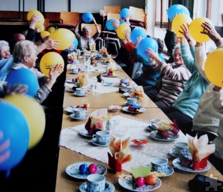 Und hoch die Luftballons! Die Karnevalsdeko in der ehemaligen Antweiler Schule wurde nicht sofort weggeworfen, sondern für die Sitzgymnastik am Senioren-Nachmittag verwendet. Foto: Privat/pp/Agentur ProfiPress