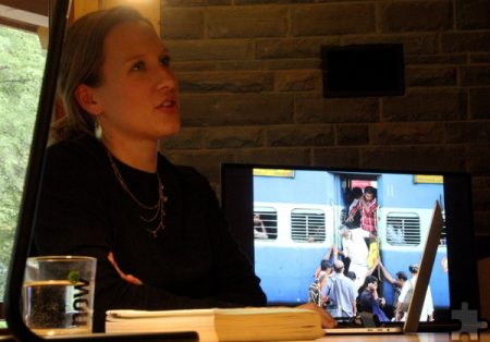 Bilder von ihren Reisen präsentierte Katharina Finke dem Publikum auf einem Fernseher.