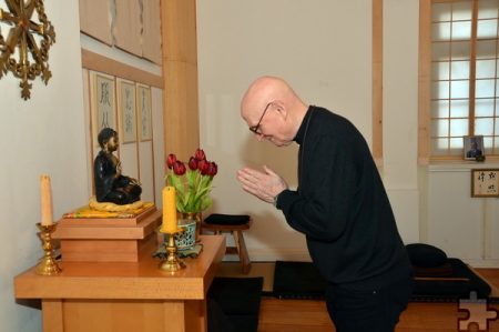 Taiku Güttler verneigt sich vor dem Altar