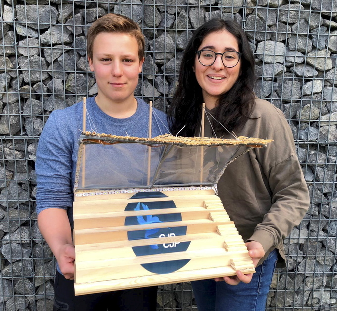 Die Preisträger Ramona Koch und Dilan Celik präsentieren stolz ihre selbst konstruierte „CJP-Arena“. Foto: C. Koch/pp/Agentur ProfiPress